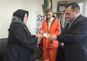 کارگر امانتدار شهرداری اردبیل، دستبند ۹۶ میلیونی را بازگرداند/ هدیه شهردار: سفر زیارتی به مشهد