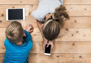 خطرات پنهان استفاده از گوشی هوشمند در کودکان زیر ۱۲ سال