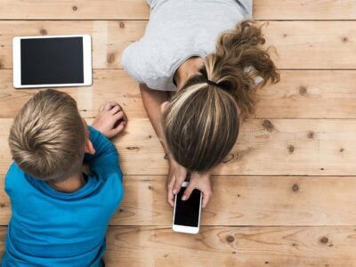 خطرات پنهان استفاده از گوشی هوشمند در کودکان زیر ۱۲ سال