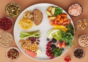 غذاهایی که در روزهای آلوده بدن را مقاوم می‌کنند؛ توصیه‌های تغذیه‌ای ضروری