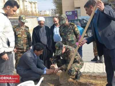 غرس نهال به یاد شهدای جنگ تحمیلی ۱۲ روزه در کوی سازمانی ارتش کرمانشاه
