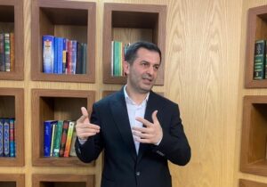 ناامید کردن مردم خیانت است/ همه باید کنار دولت باشند