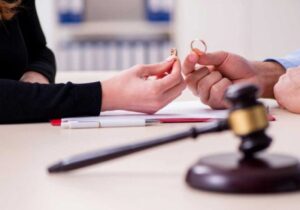 خرافات زندگی این زوج را به دادگاه کشاند