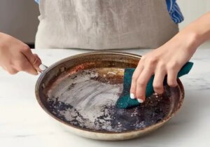 چگونه چربی‌های چسبیده به ظروف را با مواد طبیعی پاک کنیم؟