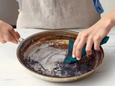 چگونه چربی‌های چسبیده به ظروف را با مواد طبیعی پاک کنیم؟