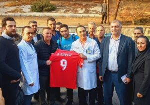 عیادت مدیرعامل و سرمربی پرسپولیس از بیماران بیمارستان طالقانی