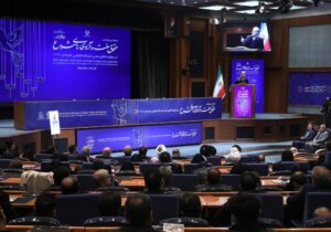 در نگاه رهبری آزادی مشروع حق مردم و تکلیف حکومت است