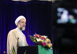 خانوادههای شهدا تاج افتخار ملت هستند