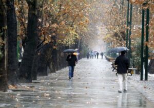 کشور از ابتدای هفته با بارشهای پیاپی روبهرو میشود/ آلودگی هوا در کلانشهرها همچنان پابرجا است