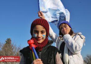 حواشی دربی ۱۰۶/ چمن بازی داد همه را درآورد/ لطفا سنگپراکنی نکنید!