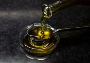 چرا فقط دو قاشق  روغن زیتون در روز بخوریم؟