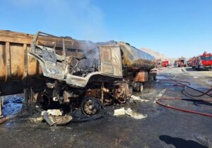 یک کشته و یک مصدوم در برخورد دو تریلی در محور خوسف – خور