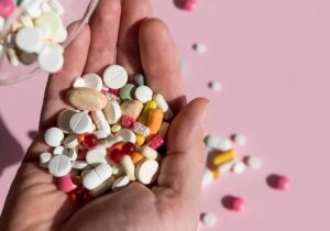 چه کسانی واقعاً از مصرف روزانه مولتیویتامین سود میبرند؟