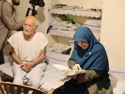 دیدار سخنگوی دولت با خیر مدرسهساز کرمانی