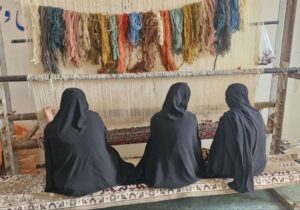 احیای فرش سیستان در هیرمند؛ سومین کارگاه قالیبافی با آموزش ۱۷ مددجو آغاز بهکار کرد