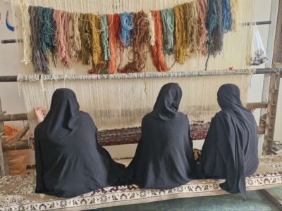 احیای فرش سیستان در هیرمند؛ سومین کارگاه قالیبافی با آموزش ۱۷ مددجو آغاز بهکار کرد