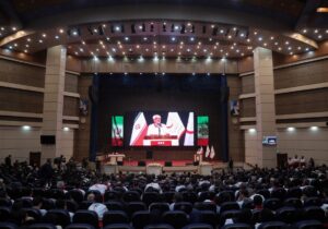 بابت مشکلات معیشتی از مردم عذرخواهی میکنیم