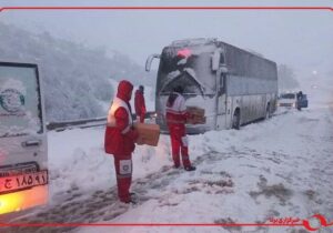 یک دستگاه اتوبوس در برف و کولاک محور تکاب – شاهیندژ گرفتار شد