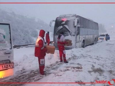 یک دستگاه اتوبوس در برف و کولاک محور تکاب – شاهیندژ گرفتار شد
