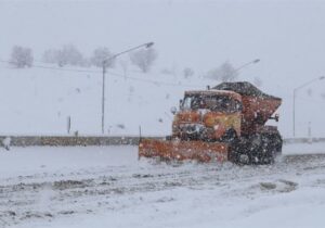 بارش برف در گردنههای چهارمحالوبختیاری+فیلم