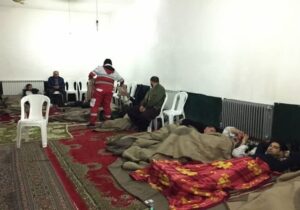اسکان مسافران گرفتار در برف توسط هلال احمر کردستان