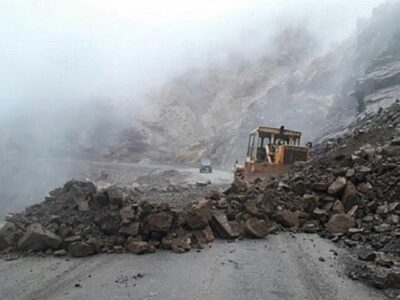 پاکسازی محورهای مواصلاتی دارای ریزش کوه در استان ایلام