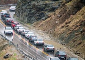 بارش برف و باران در محورهای ۱۲ استان کشور جریان دارد