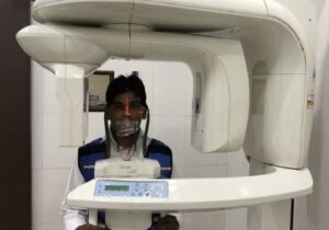 نخستین جراحی جایگزینی مهره گردن با ایمپلنت در جنوب سیستان و بلوچستان انجام شد