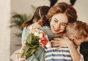 برای روز مادر چی بخرم که واقعا خوشحالش کنه؟ ۵ ایده خاص و ماندگار