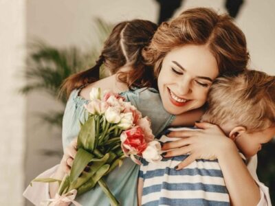برای روز مادر چی بخرم که واقعا خوشحالش کنه؟ ۵ ایده خاص و ماندگار