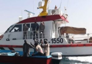 عملیات موفقیت آمیز مرزبانان بندرلنگه برای نجات سرنشینان ۲ قایق در طوفان