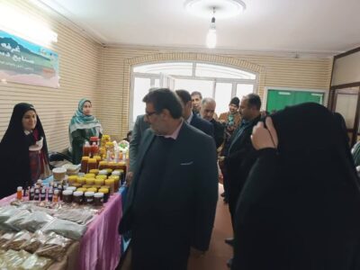 نمایشگاه توانمندیهای زنان اردستان در ۲۰ غرفه افتتاح شد