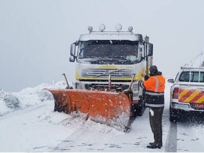 گردنه عسل‌کشان بر اثر بارش برف مسدود شد