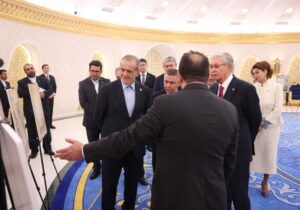 بازدید پزشکیان از نمایشگاه اسناد تاریخی ایران درباره آسیای مرکزی، منطقه عمومی سیردریا و خانات قزاق