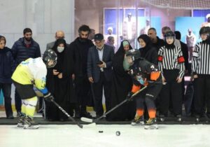 آغاز دیدار لیگ هاکی روی یخ بانوان به دست مادر و همسر شهید