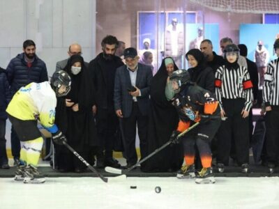 آغاز دیدار لیگ هاکی روی یخ بانوان به دست مادر و همسر شهید
