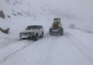 بارش باران و برف، مه و ترافیک سنگین در آزادراه‌ها