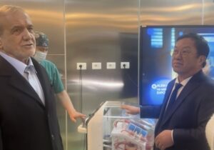 بازدید رئیس‌جمهور از اتاق عمل جراحی قلب در قزاقستان