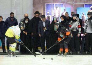 آغاز دیدار لیگ هاکی روی یخ بانوان به دست مادر و همسر شهید