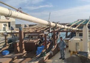 دو فروند لنج عمانی و یک قایق ترال غیرمجاز در آبهای جاسک توقیف شد