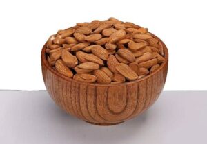 آیا روغن بادام شیرین پوست را سیاه میکند؟ (ترفندهای روشن کنندگی + روش مصرف)