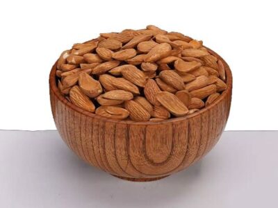 آیا روغن بادام شیرین پوست را سیاه میکند؟ (ترفندهای روشن کنندگی + روش مصرف)