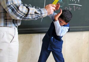 باز هم درگیری یک معلم با دانش آموزان/ معلم لیوان پرتاب کرد، دانشآموز راهی بیمارستان شد