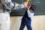 باز هم درگیری یک معلم با دانش آموزان/ معلم لیوان پرتاب کرد، دانشآموزراهی بیمارستان شد