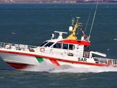 نجات پنج خدمه لنج باری در مسیر دبی به لاور ساحلی