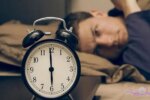 چرا درست قبل از زنگ ساعت بیدار میشویم؟