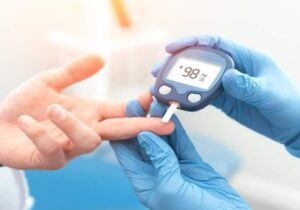 زمستان، تهدیدی جدی برای مبتلایان به دیابت؛ چگونه قند خون خود را کنترل کنیم؟