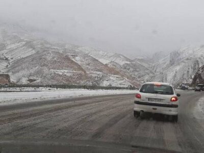 آماده‌باش ۴ اکیپ امدادی راهداری در برف اردستان/باز بودن محورهای اصلی اردستان با وجود بارش برف
