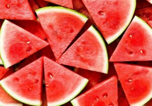 به این ۷ دلیل حتما هندوانه شب یلدا را بخورید