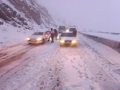یخبندان و برف سنگین در محورهای کردستان/هلال‌احمر ۱۰۰ نفر را امدادرسانی کرد  